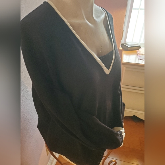 SOLD Emma James Collection Sweater - Picture 2 of 13